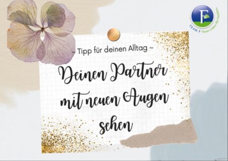 Vierblättriges Kleeblatt mit Goldflitter und Text Tipp für den Alltag