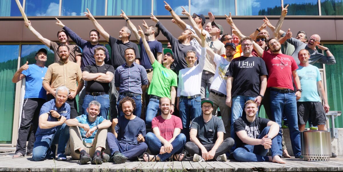 Gruppenfoto vom Männercamp mit begeisterten Männern