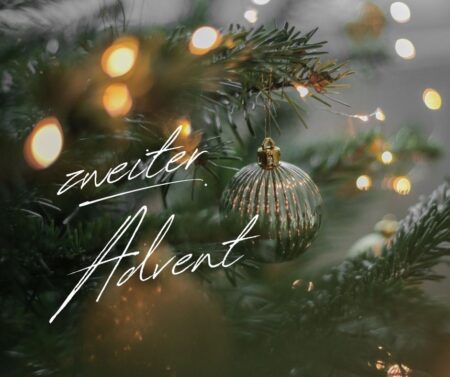 Weihnachtsbaum mit grüner Christbaumkugel.