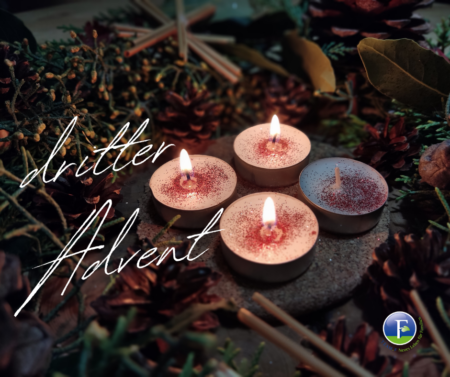 drei Teelichter zum dritten Advent