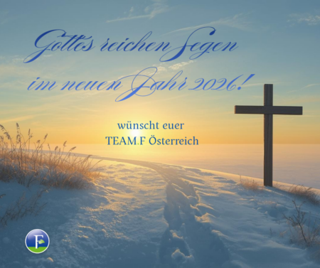 Ruhige Morgendämmerung mit sanftem goldenem Licht am Horizont. Dezente Schneelandschaft. Ein schlichter Weg führt nach vorne an einem Holzkreuz vorbei.