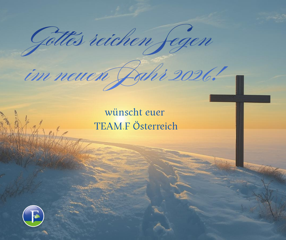 Ruhige Morgendämmerung mit sanftem goldenem Licht am Horizont. Dezente Schneelandschaft. Ein schlichter Weg führt nach vorne an einem Holzkreuz vorbei.