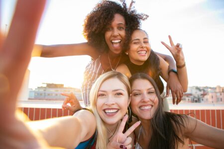 Gruppe von Frauen macht ein Selfie