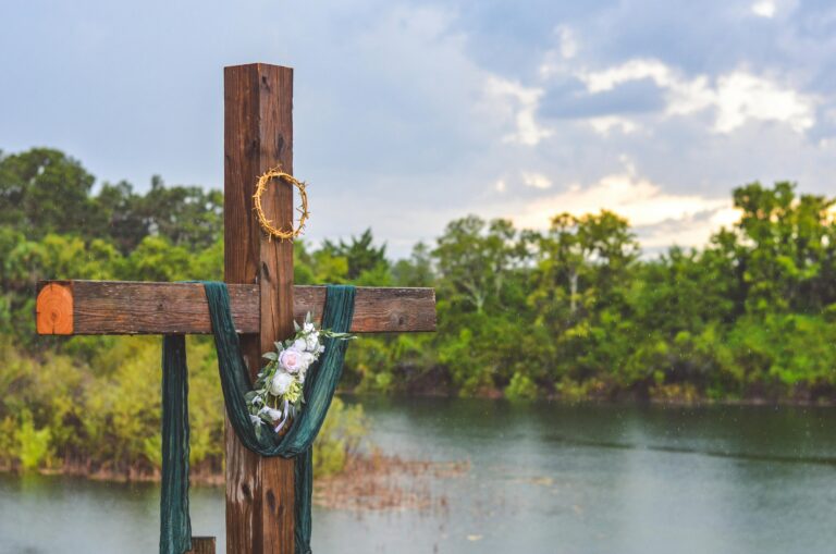 Holzkreuz mit Dornenkrone und grünem Schal