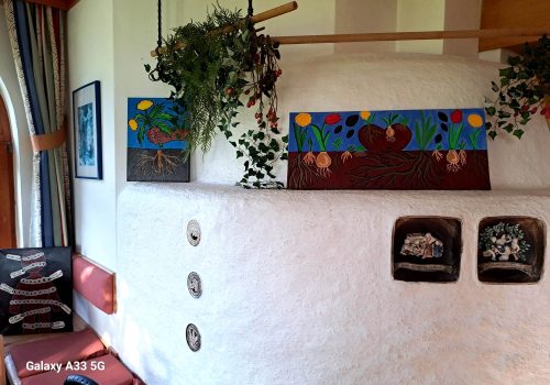 Verschiedene gemalte Bilder, die Wurzeln symbolisieren.