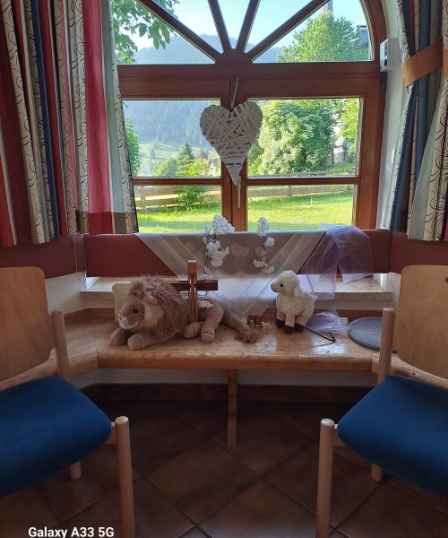 Tisch mit verschiedenen christlichen Symbolen, wie z.b. ein Schaf, ein Kreuz.