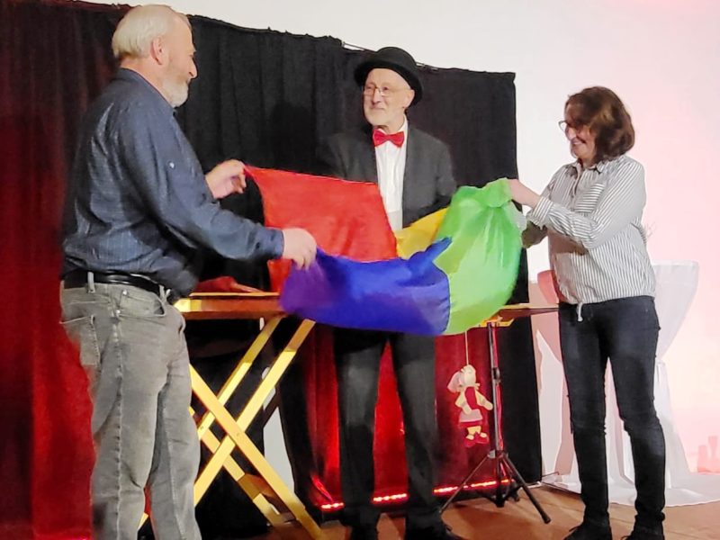 Zaubershow mit zwei Leuten aus dem Publikum auf der Bühne