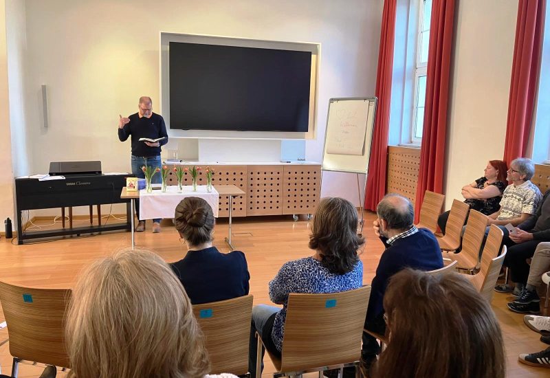 Mitarbeitertreffen, Obmann spricht vor der Gruppe