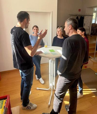 Eine Gruppe Menschen, die hörendes Gebet praktiziert