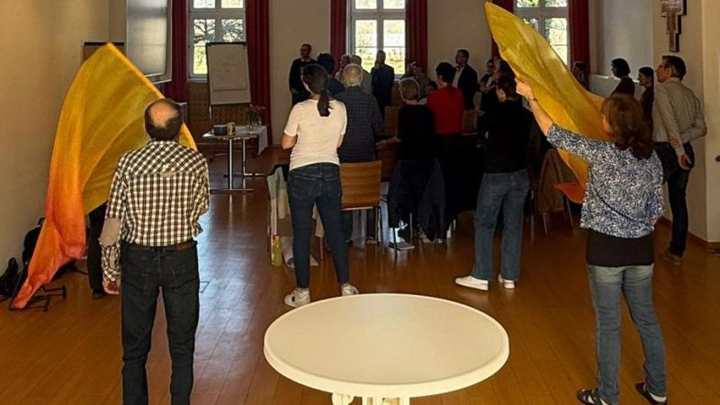 Lobpreis mit Fahnen schwenken