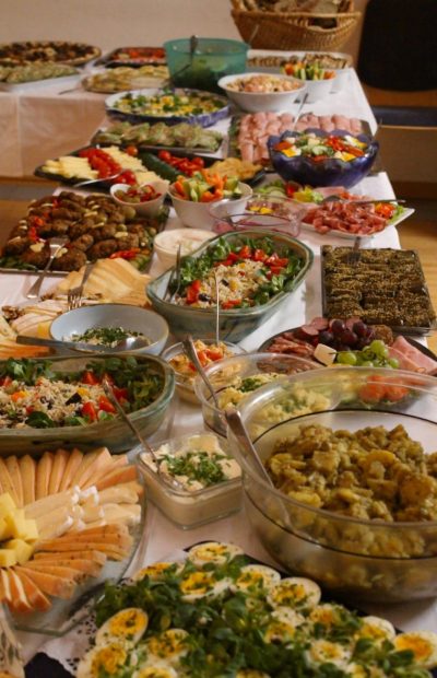 Buffet mit verschiedenen Vorspeisen.