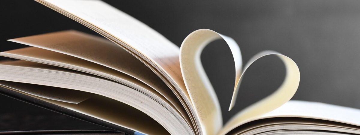 aufgeschlagenes Buch, wo zwei Seiten zum einem Herz gefaltet wurden